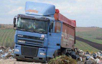 Очередной грузовик со "львовским" мусором обнаружили в Житомирской области