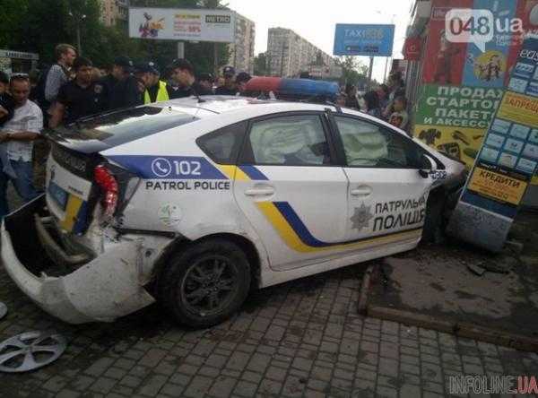 В Одессе авто полиции врезалось в магазин.Фото.Видео
