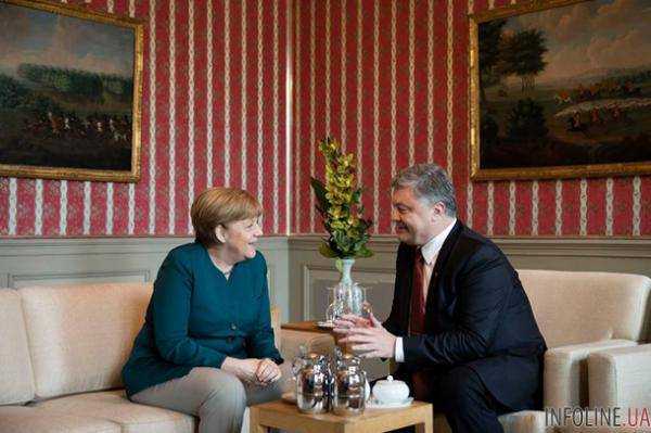 Порошенко обсудил с Меркель давление на Россию.Фото
