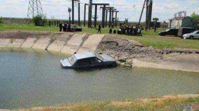 Автомобиль упал в канал в Запорожье: два человека погибли