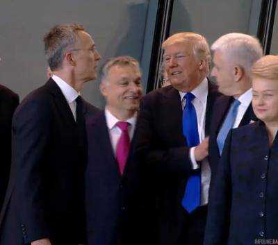 Трамп оттолкнул премьера Черногории в штаб-квартире НАТО. Видео