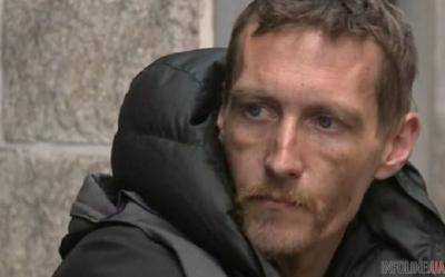 Бездомный Стивен Джонс, выносивший окровавленных детей из стадиона Манчестера, получил жилье, деньги и статус "героя"