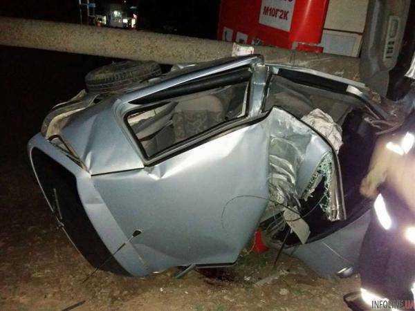 Под Николаевом столб раздавил автомобиль: два человека погибли. Фото
