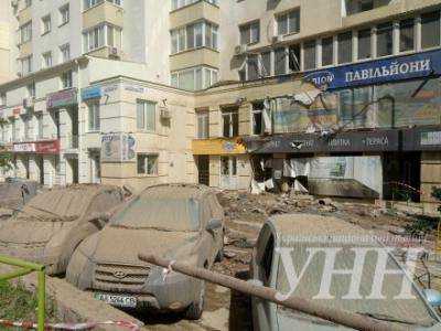 В Киеве из-за прорыва трубы повреждены четыре автомобиля и окна зданий
