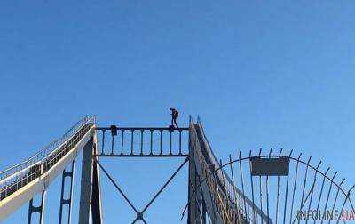Смертельное видео: в Киеве руфер сорвался с моста.Видео +18