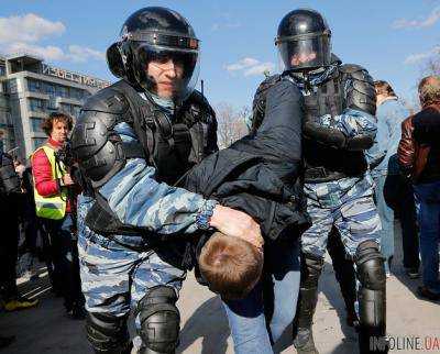 В России на  антикоррупционных акциях прошли первые задержания