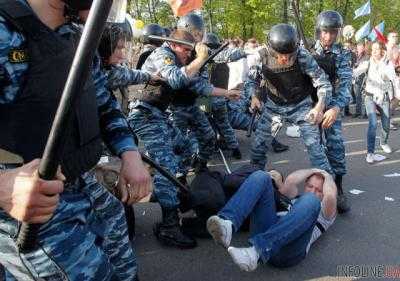 Правоохранители в Москве начали бить активистов дубинками
