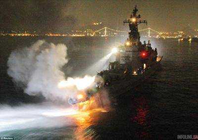 В результате столкновения эсминца США и контейнеровоза в Японии исчезли семь человек.Видео