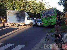 В Харькове автомобиль врезался в троллейбус, есть погибший