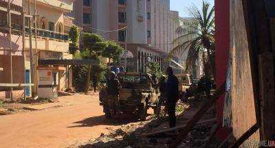 В результате нападения исламистов на отель в Мали погибли два человека