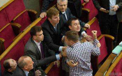 Депутатам вне очереди: Парасюк снова оскандалился в Раде