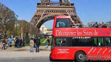 В Париже двухэтажный туристический автобус въехал в мост