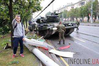 В центре Минска танк врезался в дерево и снес фонарный столб.Видео