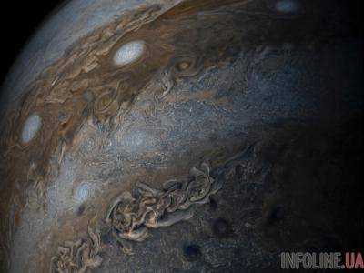 Опубликовано фото гигантских ураганов на Юпитере