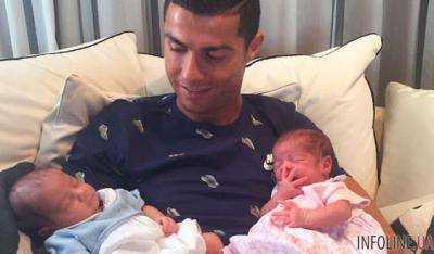 К.Роналду опубликовал первое фото своих новорожденных детей