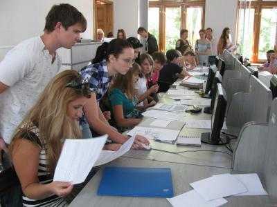 В первый день вступительной кампании в Украине зарегистрировались почти 13 тыс. абитуриентов