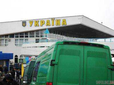 Закарпатские таможенники объяснили причины очередей микроавтобусов на ПП "Тиса"