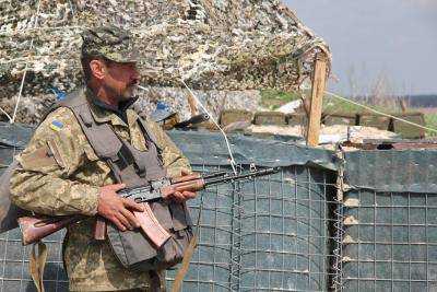 В Луганской области пострадал украинский военный в результате обстрелов боевиков