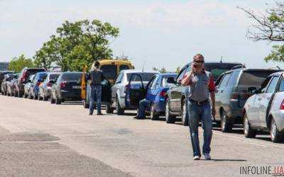 Более 150 автомобилей ожидают въезд в Крым на админгранице