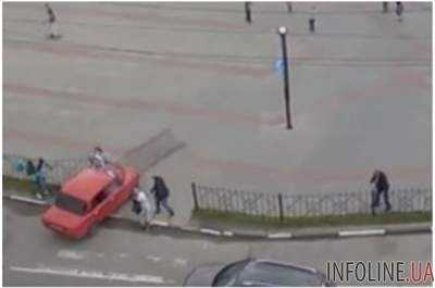 В России водитель на скорости влетел в толпу пешеходов. Видео