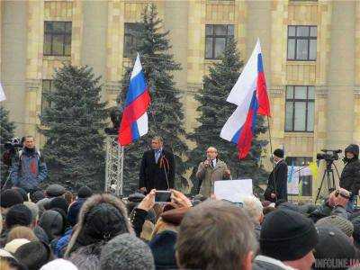 Добкин открестился от флагов России на фотографии с ним