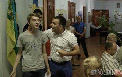 На Киевщине депутат побил школьника за пост.Видео