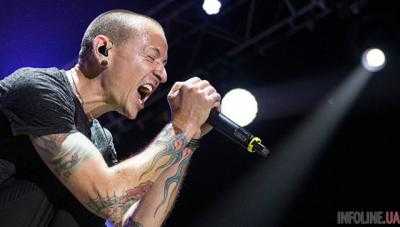 Linkin Park отменили североамериканское турне после того, как лидер группы Честер Беннингтон покончил с собой