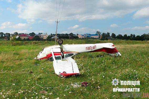 В Прикарпатье при посадке перевернулся самолет.Фото