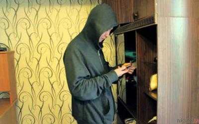 Лицо крупным планом: ограбление квартиры в Киеве сняла скрытая камера