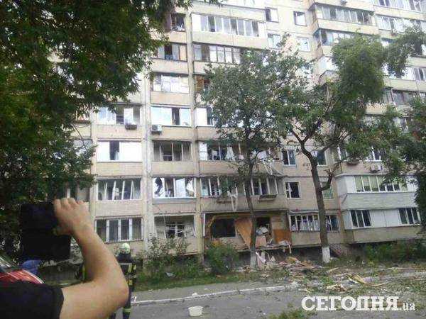 В Киеве произошел мощный взрыв в подъезде дома