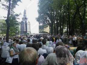 Верующие начали сходиться к Владимирской горке в Киеве