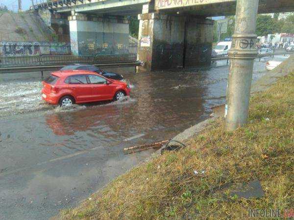 После сильного урагана на улицах Киева образовался настоящий потоп.Фото.Видео