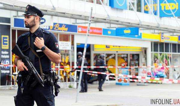 В Гамбурге мужчина с ножом напал на посетителей магазина: есть жертвы