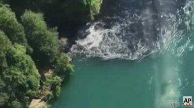 Туристов напугала черная вода в Ниагарском водопаде. Видео