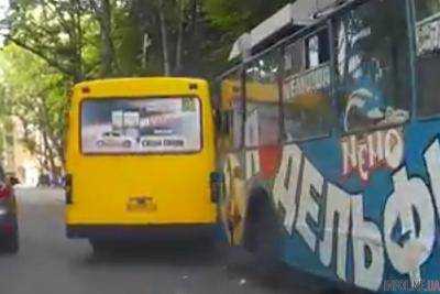 В Киеве маршрутка врезалась в троллейбус