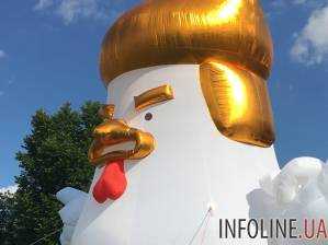 Гигантский цыпленок, пародирующий Трампа, появился возле Белого Дома