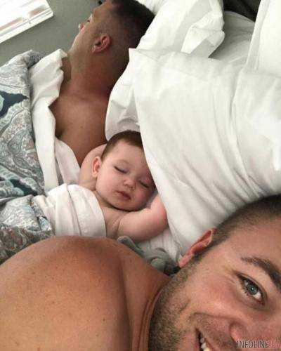 Однополая пара прославилась благодаря постельному фото с ребенком