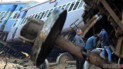 Число жертв крушения индийского поезда возросло вдвое