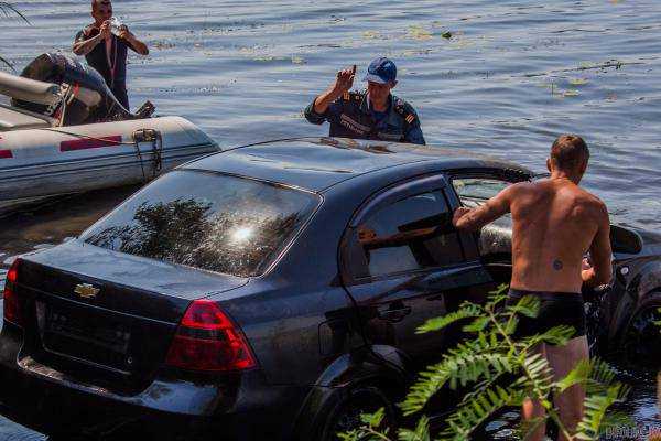 Забыл про ручник: в Днепре спасатели выловили из реки утонувший Chevrolet.Видео