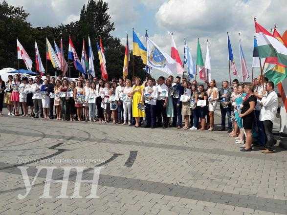 В Днепре представители более чем 20 стран мира поздравили Украину с Днем Независимости