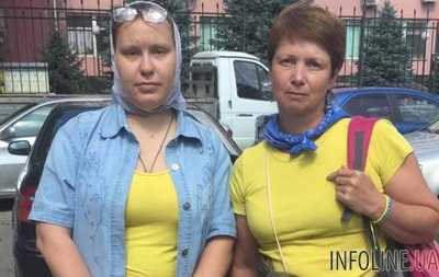 В Симферополе задержали женщин в сине-желтой одежде