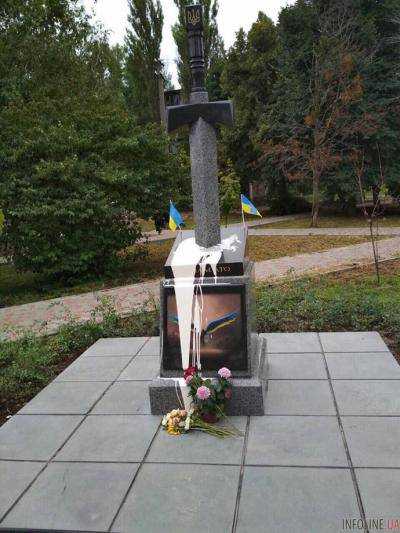 Памятник воинам АТО в Киеве облили краской и пытались взорвать