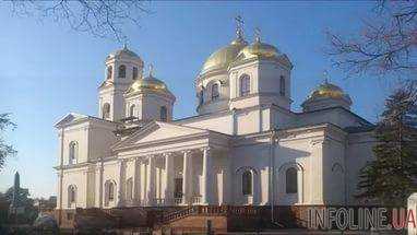Российские приставы вывезли из храма УПЦ КП в Крыму раритетные иконы и ковры