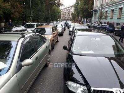 Центр Киева заблокирован: авто с "бляхами" протестуют под Радой. Фото, видео