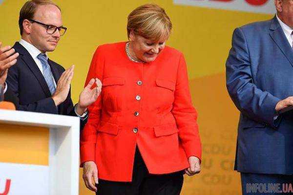Попали в бедро: выступление Меркель закончилось плачевно