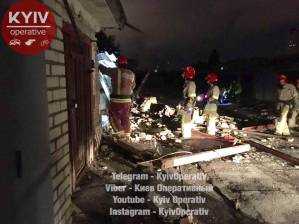В Киеве ночью рухнули три гаража