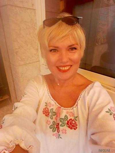 Українська жінка у вишиванці викликала величезний ажіотаж серед російських туристів