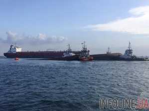 В водах Сингапура танкер столкнулся с техническим судном