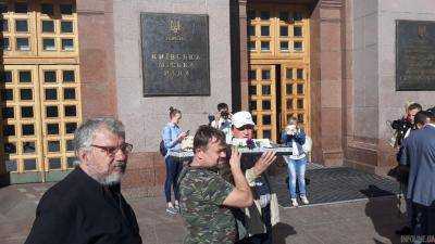 В мэрию Киева привезли гроб: кого хоронят. Фото