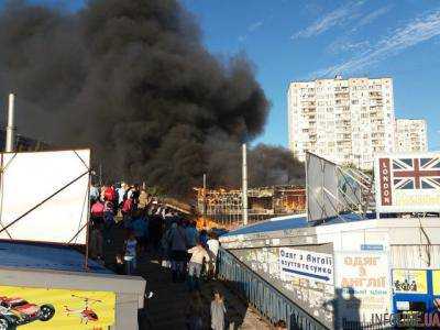 Огонь до неба: в Киеве горит рынок «Колибрис»